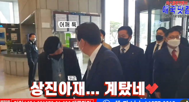 ▲ “고소 취소했다”며 유튜버 김상진 씨의 어깨를 치고 가는 당시 윤석열 대통령 후보&nbsp;(출처 : 상진아재)