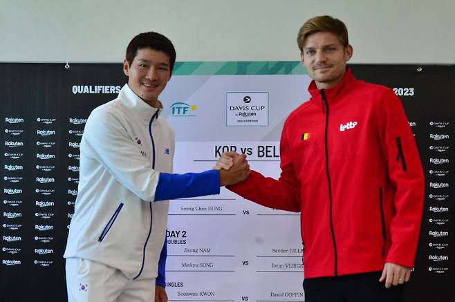 권순우(왼쪽)가 3일 2023 데이비스컵 벨기에와 최종 본선 진출전 대진 추첨 뒤 상대 에이스 다비드 고팽과 선전을 다짐하고 있다. 대한테니스협회
