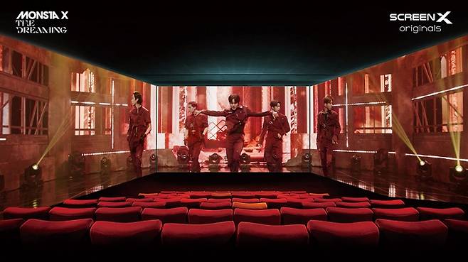 2021년 12월 개봉한 영화 '몬스타엑스 : 더 드리밍'. 특별관인 스크린X관에 맞게 가운데뿐 아니라 양옆을 활용한 화면 구성이 눈에 띈다. CJ 포디플렉스 제공