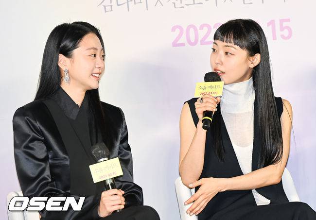 [OSEN=박준형 기자]김다미와 전소니가 이야기를 나누고 있다. 2023.02.03 / soul1014@osen.co.kr