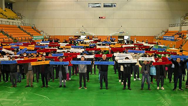 ▲3일 정선종합경기장 체육관에서 최승준 정선군수, 기관·사회단체, 군민 등이 참여한 가운데 가리왕산 국가정원 조성을 기원하는 군민들의 염원을 모아 정월대보름 맞이 민속놀이 행사가 열리고 있다. ⓒ정선군