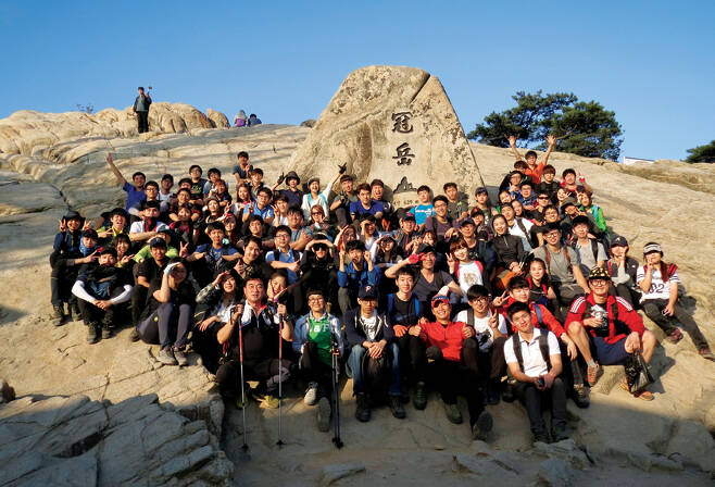 관악산에 오른 서울대학교 교양강의 '산과 인생' 학생들과 교수진.