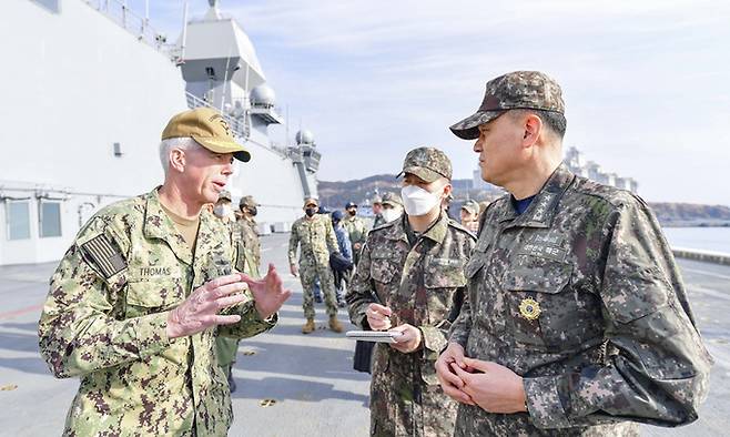 2일 칼 토머스 미국 해군 제7함대 사령관(왼쪽)이 한국을 찾아 우리 해군의 부산작전기지에 정박 중인 마라도함에 승선해 김명수 해군 작전사령관(오른쪽)과 대화하고 있다. 해군은 “두 사령관이 연합훈련 확대 등 최근 한·미 국방장관 회담에서 논의된 내용의 구체화 방안을 논의했다”고 밝혔다. 해군 제공