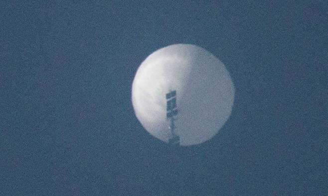 중국 소유의 감시용 정찰기구로 의심되는 풍선형 물체가 지난 1일(현지시간) 미국 몬태나주 빌링스 상공에 떠 있는 모습. 빌링스=AP연합뉴스