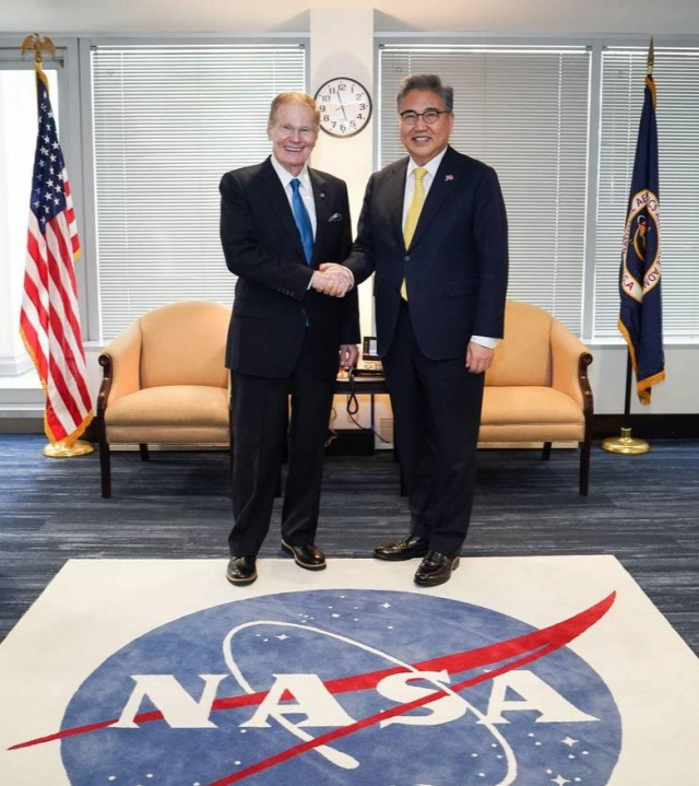 박진(오른쪽) 외교부 장관이 2일(현지시간) 미국 항공우주국(NASA)을 방문, 빌 넬슨 청장과 면담하고 기념 촬영하고 있다. 외교부