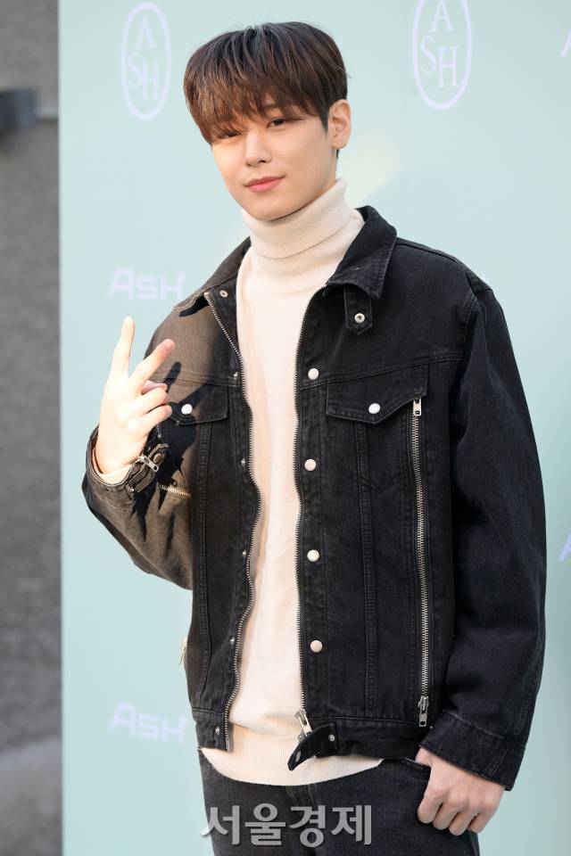 그룹 더보이즈 주연이 3일 오후 서울 성동구 코사이어티에서 열린 패션 브랜드 ‘아쉬(ASH)’ 2023 S/S시즌 프레젠테이션 포토콜에서 포즈를 취하고 있다. / 사진=김규빈 기자
