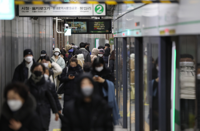 시민들이 서울 지하철 2호선 신촌역 승강장에서 이동하고 있다. 연합뉴스