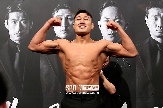 ▲ 김민우가 지난 28일 미디어데이에서 포즈를 취하고 있다.