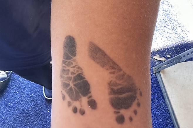 ▲ 두산 베어스 박치국의 4살 딸(왼발)과 2살 아들의 발도장으로 왼팔에 문신을 새겼다. ⓒ 시드니(호주), 김민경 기자