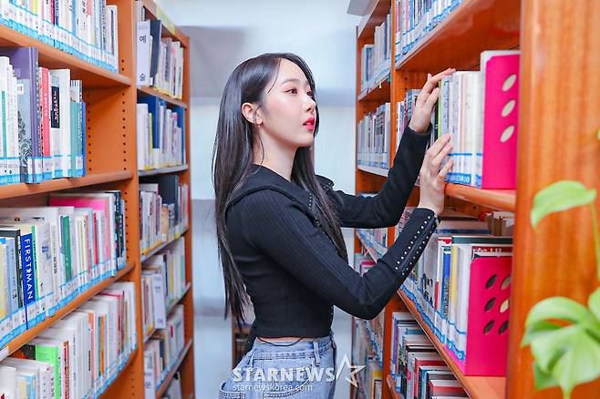 비비지(VIVIZ) 신비, '분위기 있게 도서정리' [★포토]