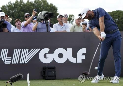 LIV 골프에서 경기하는 존슨. [AP=연합뉴스]