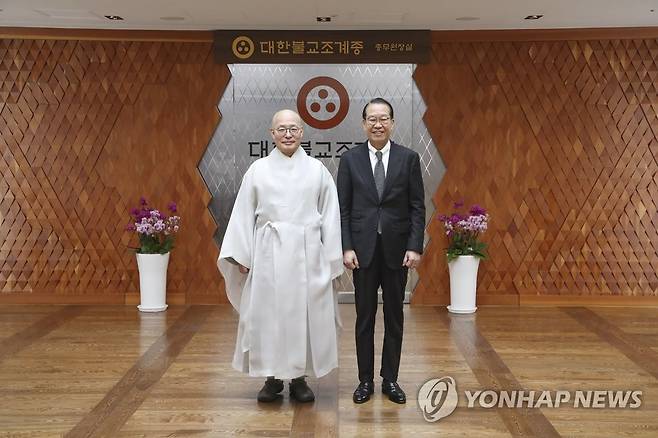 진우스님 예방한 권영세 장관 (서울=연합뉴스) 권영세 통일부 장관이 3일 오전 서울 종로구 한국불교역사문화기념관에서 대한불교조계종 총무원장 진우스님을 예방해 기념 촬영하고 있다 2023.2.3 [대한불교조계종 홍보실 제공. 재판매 및 DB 금지] photo@yna.co.kr