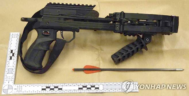 윈저성 침입한 남성이 들고 있던 석궁 (런던 AP=연합뉴스) 석궁을 들고 윈저성에 침입한 남성이 3일(현지시간) 영국 법원에서 반역죄 등에 유죄를 인정했다. 사진은 당시 들고 있던 석궁과 화살. [영국 검찰청 제공. 전송 후 14일 이내 사용. 재판매 및 DB 금지]