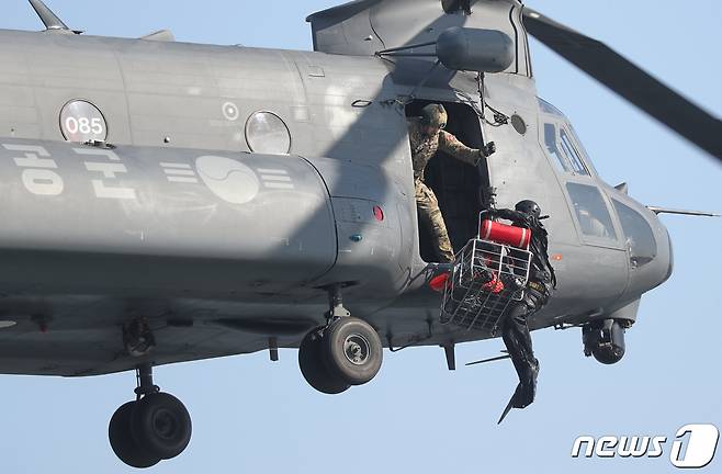 3일 오후 충북 진천군 초평저수지에서 열린 공군의 혹한기 항공구조사 구조작전 훈련에서 공군 제6탐색구조비행전대 대원들이 조난된 조종사를 발견, 탐색구조헬기를 동원하여 구조작전을 펼치고 있다. 2023.2.3/뉴스1 ⓒ News1 김기남 기자