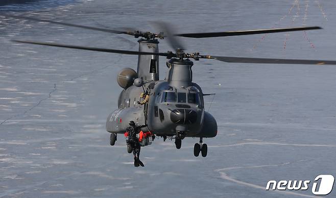 공군 제6탐색구조비행전대 관계자들이 3일 오후 충북 진천군 초평저수지에서 '공군 혹한기 수상·수중 구조작전 훈련'을 하고 있다. 이날 공군 6전대는 HH-60, HH-47, HH-32 헬기를 이용해 탐색구조훈련을 진행했다.2023.2.3/뉴스1 ⓒ News1 김기남 기자