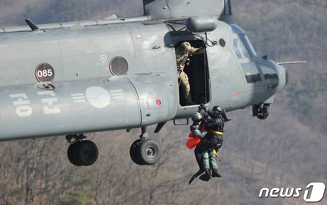 3일 오후 충북 진천군 초평저수지에서 열린 공군의 혹한기 항공구조사 구조작전 훈련에서 공군 제6탐색구조비행전대 대원들이 조난된 조종사를 발견, 탐색구조헬기를 동원하여 구조작전을 펼치고 있다. 2023.2.3/뉴스1 ⓒ News1 김기남 기자