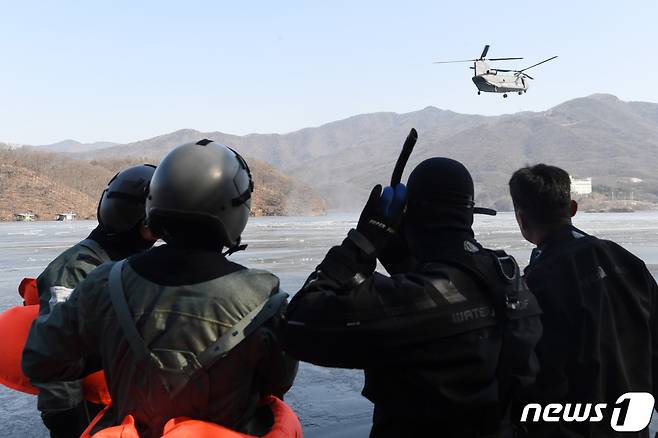 3일 오후 충북 진천군 초평저수지에서 열린 공군의 혹한기 항공구조사 구조작전 훈련에서 공군 제6탐색구조비행전대 대원들이 얼어붙은 호수에서 조종사 구조작전훈련을 펼치고 있다. 2023.2.3/뉴스1ⓒ News1 김기남 기자