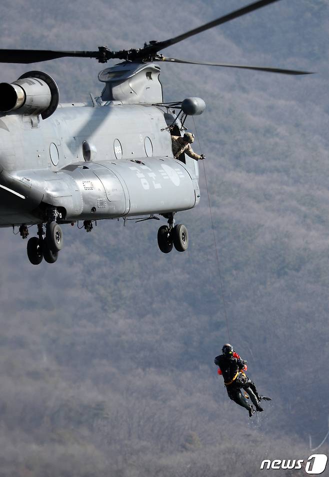 3일 오후 충북 진천군 초평저수지에서 열린 공군의 혹한기 항공구조사 구조작전 훈련에서 공군 제6탐색구조비행전대 대원들이 조난된 조종사를 발견, 탐색구조헬기를 동원하여 구조작전을 펼치고 있다. 2023.2.3/뉴스1ⓒ News1 김기남 기자