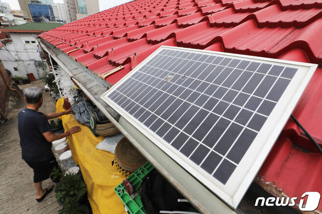 주택 지붕에 설치된 가정용 태양광 판넬. ⓒ News1