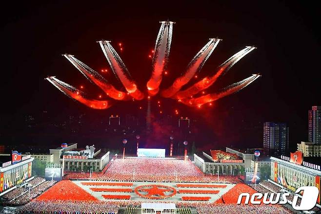 (평양 노동신문=뉴스1) = 지난해 4월 조선인민혁명군 창건 90주년을 기념해 열린 북한의 군 열병식 모습. [국내에서만 사용가능. 재배포 금지. DB 금지. For Use Only in the Republic of Korea. Redistribution Prohibited] rodongphoto@news1.kr