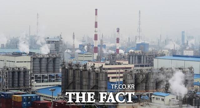 지난해 사상 최대 실적을 달성한 정유사들은 전년 대비 늘어난 성과급을 받을 것으로 보인다. 현재 현대오일뱅크가 기본급의 1000%, GS칼텍스가 연봉의 50% 수준의 큰돈을 지급한 것으로 파악된다. /더팩트 DB