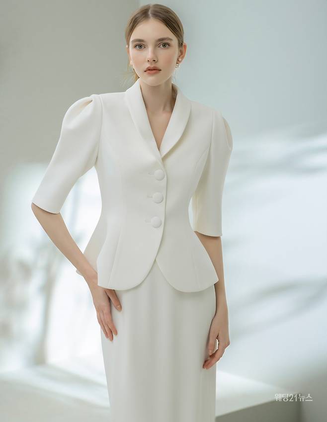 사진 : 웨딩드레스 라메르코코 서울본점, 수원점, 천안/아산점, 광주점, 부산점, 대구점, 울산점, 대전점, 청주점, 인천송도점, 원주점, 부천점, 동탄점, 안산점, 김해점, 김포점, 창원점, 일산점, 연길점, 포토그래퍼 최두식(메리드 스튜디오), 헤어 & 메이크업 조보민, 모델 베타