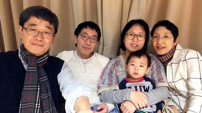 왼쪽부터 허명회 교수와 허준이 교수 가족, 허명회 교수 아내 이인영 서울대 노어노문학과 명예교수다. 허명회 제공