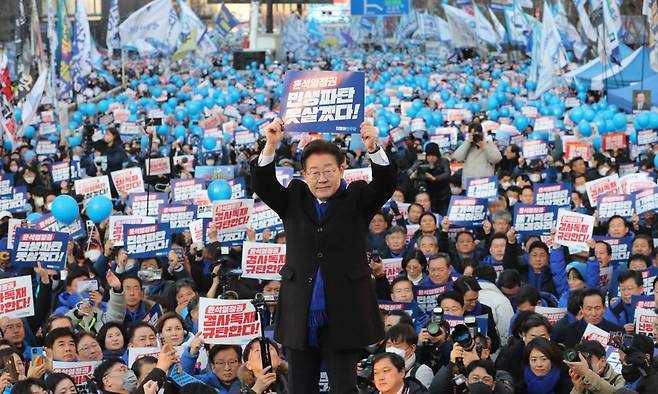 더불어민주당 이재명 대표가 4일 오후 서울 숭례문 인근 세종대로에서 열린 윤석열 정권 민생파탄 검사독재 규탄대회에서 무대에 올라 정부 규탄 손팻말을 들고 있다. 연합뉴스