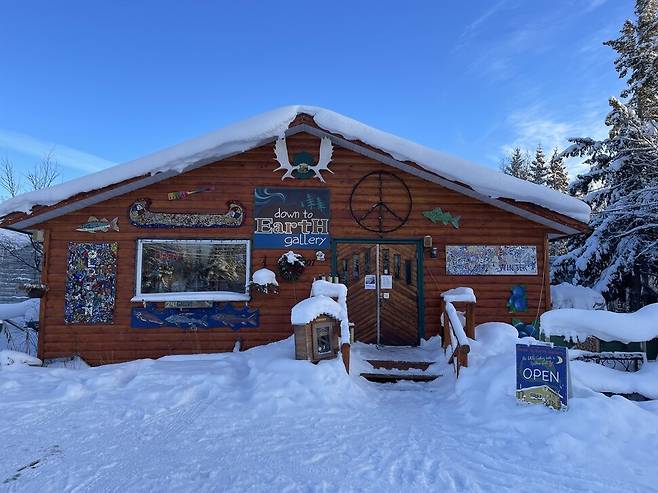 올드타운 ‘다운 투 어스 갤러리’의 기념품들은 현지에서 생산한 공예품 판매로 이름이 높다. 이유진 기자