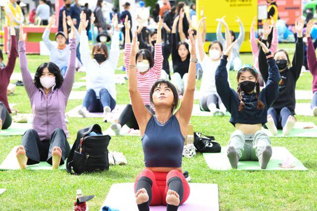 서울 중구 서울광장에서 직장인들이 요가를 하고 있는 모습. 한국일보 자료사진