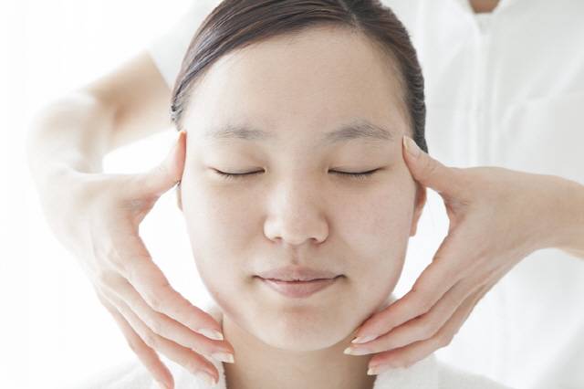 노화로 인한 살 처짐, 부종, 얼굴 부종, 발달한 턱 근육 등에 의해 얼굴이 커 보일 수 있다./사진=게티이미지뱅크