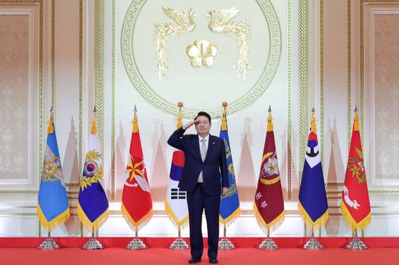 윤석열 대통령이 3일 청와대 영빈관에서 열린 준장 진급 장성 삼정검 수여식에서 진급자들의 거수경례를 받고 있다. (사진=대통령실 제공) [사진=뉴시스]