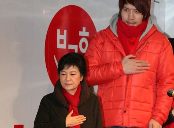 2012년 대선 당시 박근혜 새누리당 후보가 이종격투기 선수 최홍만씨와 함께 서울 영등포 타임스퀘어 광장에서 유세차량에 올라 국기에 대한 경례를 하고 있다. 중앙포토