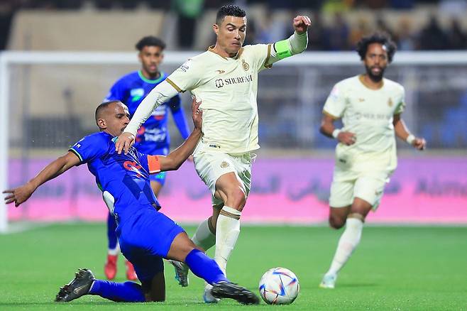 사우디 프로축구 알나스르의 호날두(가운데)의 돌파가 상대 태클에 가로 막히고 있다. AFP=연합뉴스