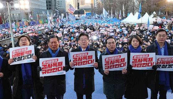 더불어민주당 이재명 대표, 박홍근 원내대표를 비롯한 당 지도부가 4일 오후 서울 숭례문 인근 세종대로에서 열린 윤석열 정권 민생파탄 검사독재 규탄대회에서 정부 규탄 손팻말을 들고 있다.연합뉴스