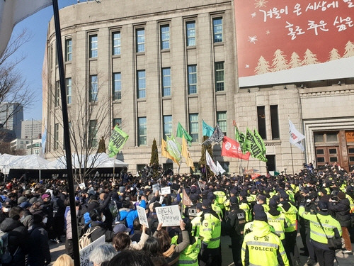 ▲ 서울광장 분향소에 몰린 인파와 경찰. 연합뉴스