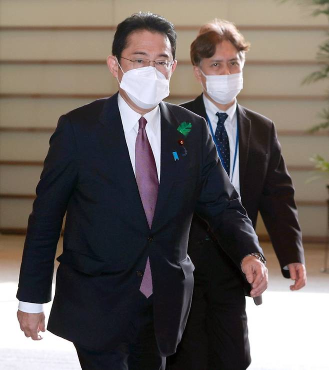 후미오 기시다 일본 총리(왼쪽)와 아라이 마사요시 총리 비서관. EPA연합뉴스