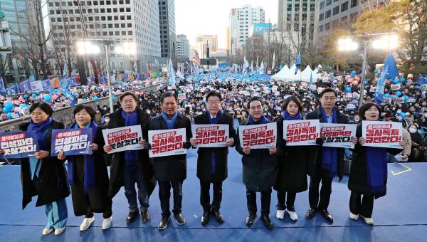 더불어민주당 이재명 대표, 박홍근 원내대표를 비롯한 당 지도부가 4일 오후 서울 숭례문 인근 세종대로에서 열린 윤석열 정권 민생파탄 검사독재 규탄대회에서 정부 규탄 손팻말을 들고 있다. 연합뉴스