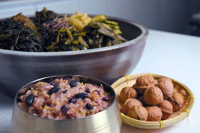 Clockwise from bottom left:Ogokbap, namul, and bureom. (Kim Hae-yeon/The Korea Herald)