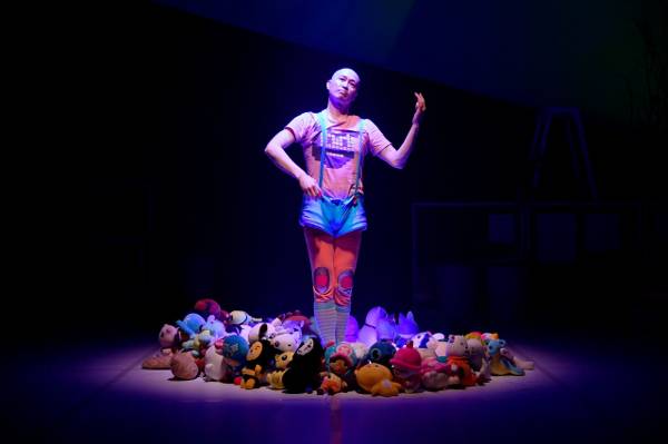 김정과 이재영이 처음 협업한 2019년 연극 ‘팜’의 한 장면. 유경오 제공