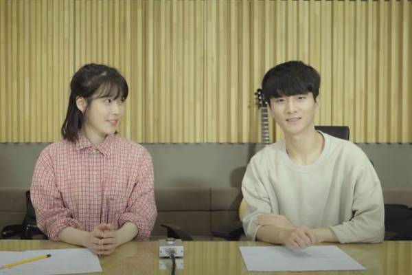 정성하는 2017년 아이유(왼쪽)의 ‘가을 아침’ 편곡과 연주를 맡았다. 1thek 유튜브 캡처