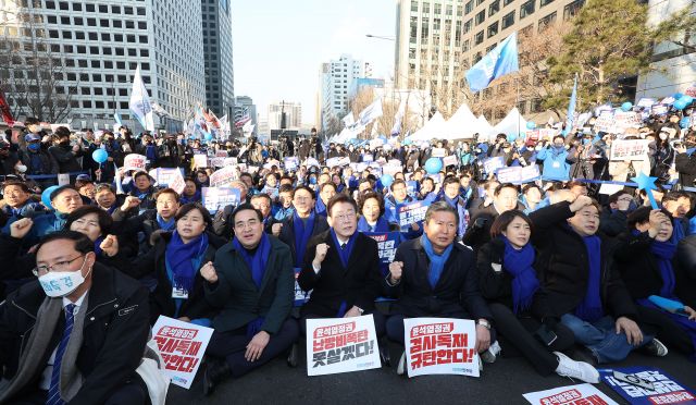 이재명 더불어민주당 대표가 4일 오후 서울 숭례문 인근 세종대로에서 열린 윤석열 정권 민생파탄 검사독재 규탄대회에 참석해 구호를 외치고 있다. 연합뉴스