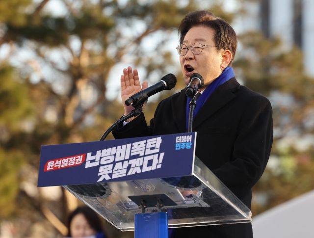 이재명 더불어민주당 대표가 4일 오후 서울 숭례문 인근 세종대로에서 열린 윤석열 정권 민생파탄 검사독재 규탄대회에서 발언하고 있다. 연합뉴스