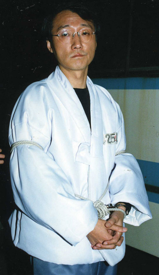 소설 ‘즐거운 사라’가 형법 제243조 및 244조의 음란물에 해당한다는 이유로 마광수는 유죄판결을 받았다. 최근에는 마광수가 ‘야한 소설’을 썼을지언정, 성폭행 관련 범죄를 한번도 저지른 적이 없다는 재평가들이 나오기도 한다. 겉으로는 정의와 여성인권을 외치면서 뒤로는 수 많은 추행을 거듭한 문인들이 많았기 때문이다.