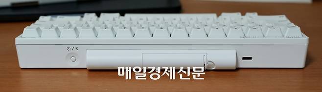 제품 상단에 배터리를 넣을 수 있는 공간과 USB-C 단자가 마련돼 있다.