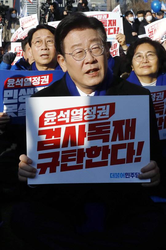 윤석열정권 규탄하는 이재명 민주당 대표 이재명 더불어민주당 대표가 4일 서울 세종대로에서 열린 윤석열정권 민생파탄-검사독재 규탄 국민보고대회에 참석해 구호를 외치고 있다. 뉴시스