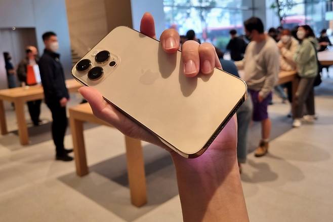 서울 명동 애플 스토어에서 촬영한 ‘아이폰14 프로 맥스’. 김민지 기자.