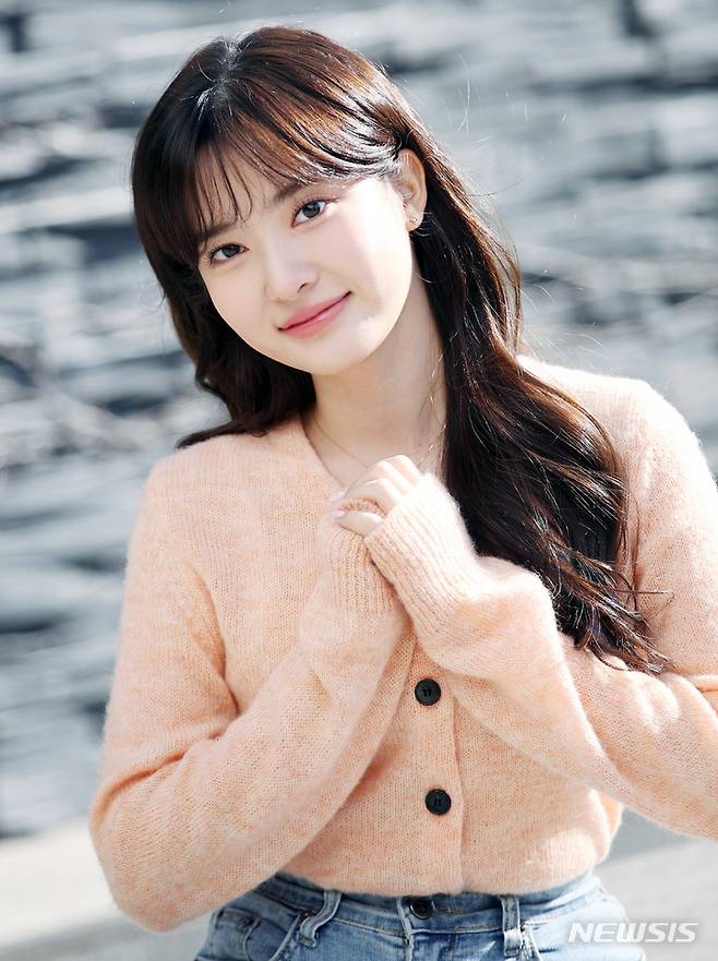 [서울=뉴시스] 김진아 기자 = MBC 드라마 ‘금혼령’에서 화윤 역으로 활약한 배우 조수민이 30일 서울 중구 뉴시스 본사에서 뉴시스와 인터뷰에 앞서 포즈를 취하고 있다. 2023.01.31. bluesda@newsis.com