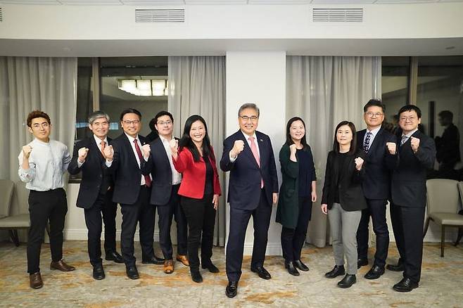 [서울=뉴시스] 외교부는 박진 외교장관이 미국 방문 계기인 3일(현지시간) 정치, 경제, 과학기술 등 다방면에서 활약하고 있는 미국 내 차세대 한인 리더들과 만찬을 개최했다고 밝혔다. (사진=외교부) 2023.02.04. photo@newsis.com  *재판매 및 DB 금지