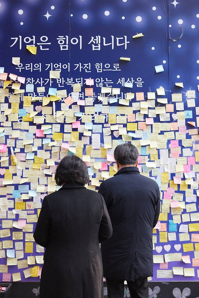 김동연 경기도지사가 4일 부인과 함께 이태원 희생자 분양소를 찾아 조문하고 유가족들을 위로했다. 사진 김동연지사 페이스북